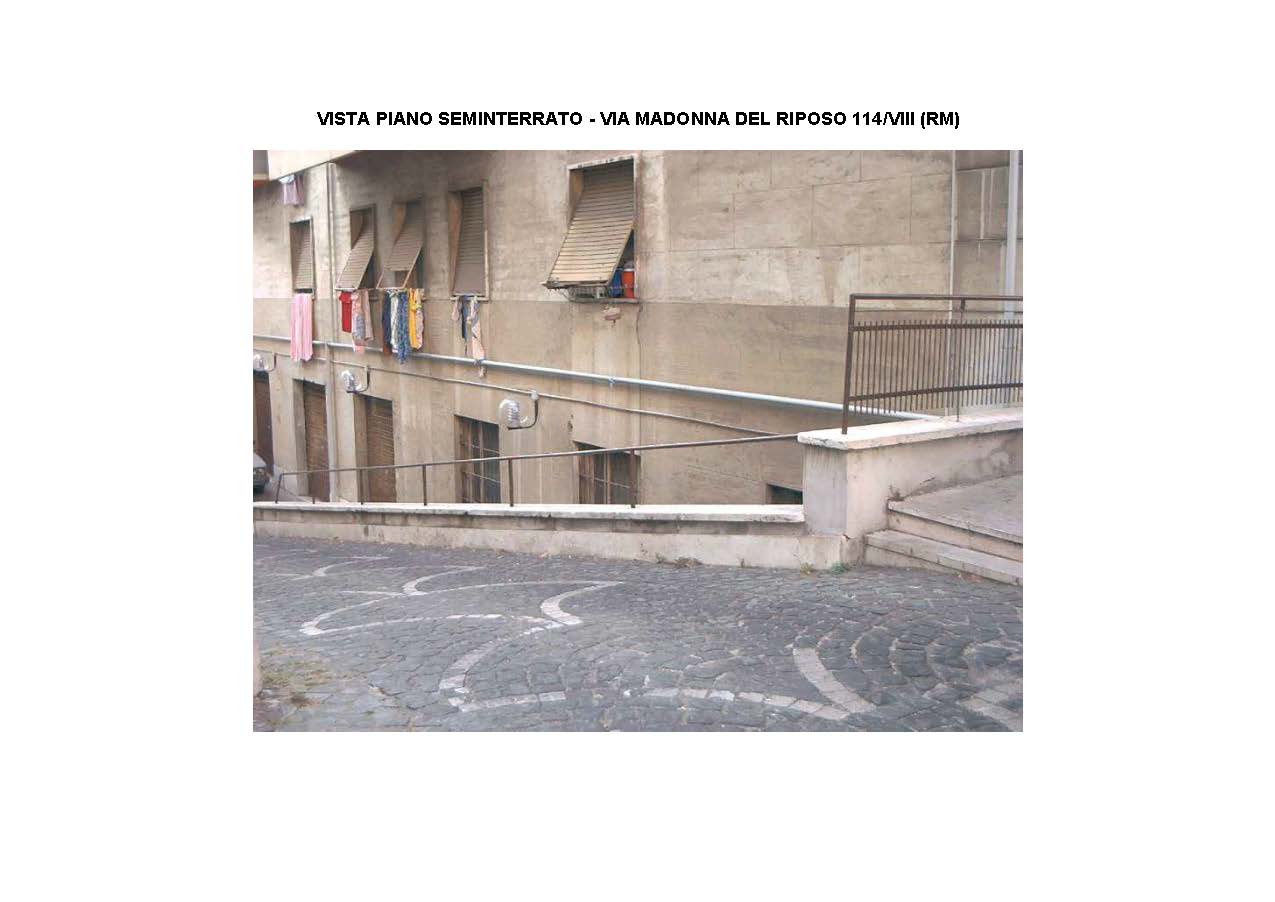 Locale costituito da un unico ambiente con bagno. Identificativi Catastali [N.C.E.U.] Unità Commerciale cat. C/1 foglio 423 part. 14 sub 1. Sup. mq (arr) mq catastali 355. Lotto libero.