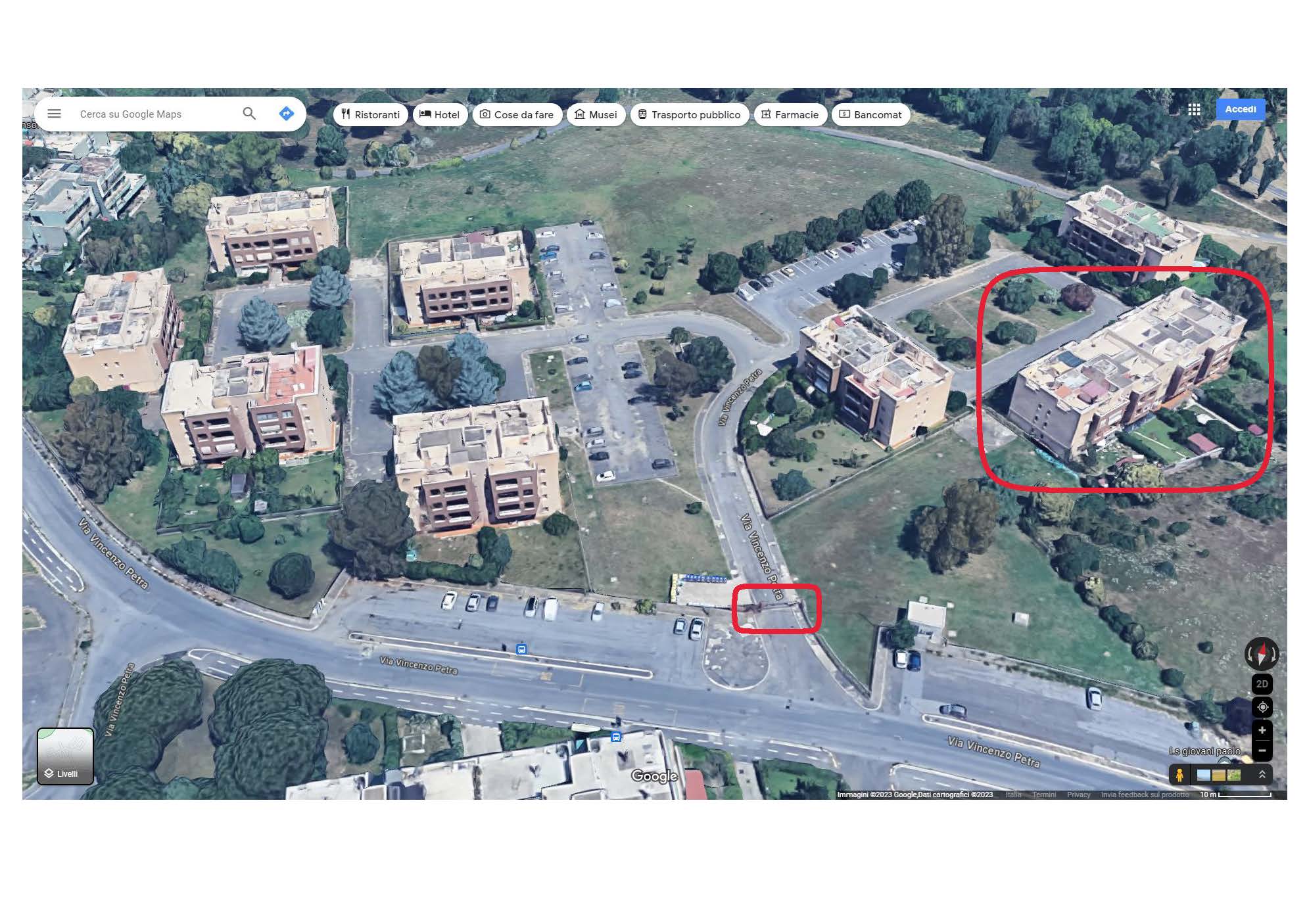 Appartamento composto da una zona ingresso, quattro vani, cucina abitabile, ripostiglio, due bagni, corridoio, due balconi. Cantina al piano S1 + Cantina scala A al piano seminterrato con interno 28, Posto auto scoperto piano Terra identificato con il n.30. Identificativi Catastali [N.C.E.U.] Unità Residenziale cat. A/2 foglio 1104 part. 2449 sub 7, Unità Secondaria cat. C/2 foglio 1104 part. 2449 sub 512, Unità Secondaria cat. C/6 foglio 1104 part. 2256 sub 67. Sup. mq (arr) mq catastali 140 
mq catastali 7, mq catastali 11. Lotto libero.