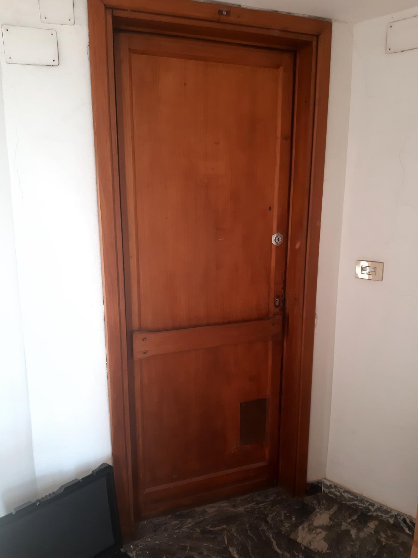 L’unità immobiliare di cui trattasi, è ubicata al sesto piano interno n. 19 ed è composta 7 vani più servizi semplici. Identificativi Catastali [N.C.E.U.] Unità Residenziale cat. A/2 foglio 80 part. 3 sub 13. Sup. (arr.) mq 114 catastali. Lotto Libero
