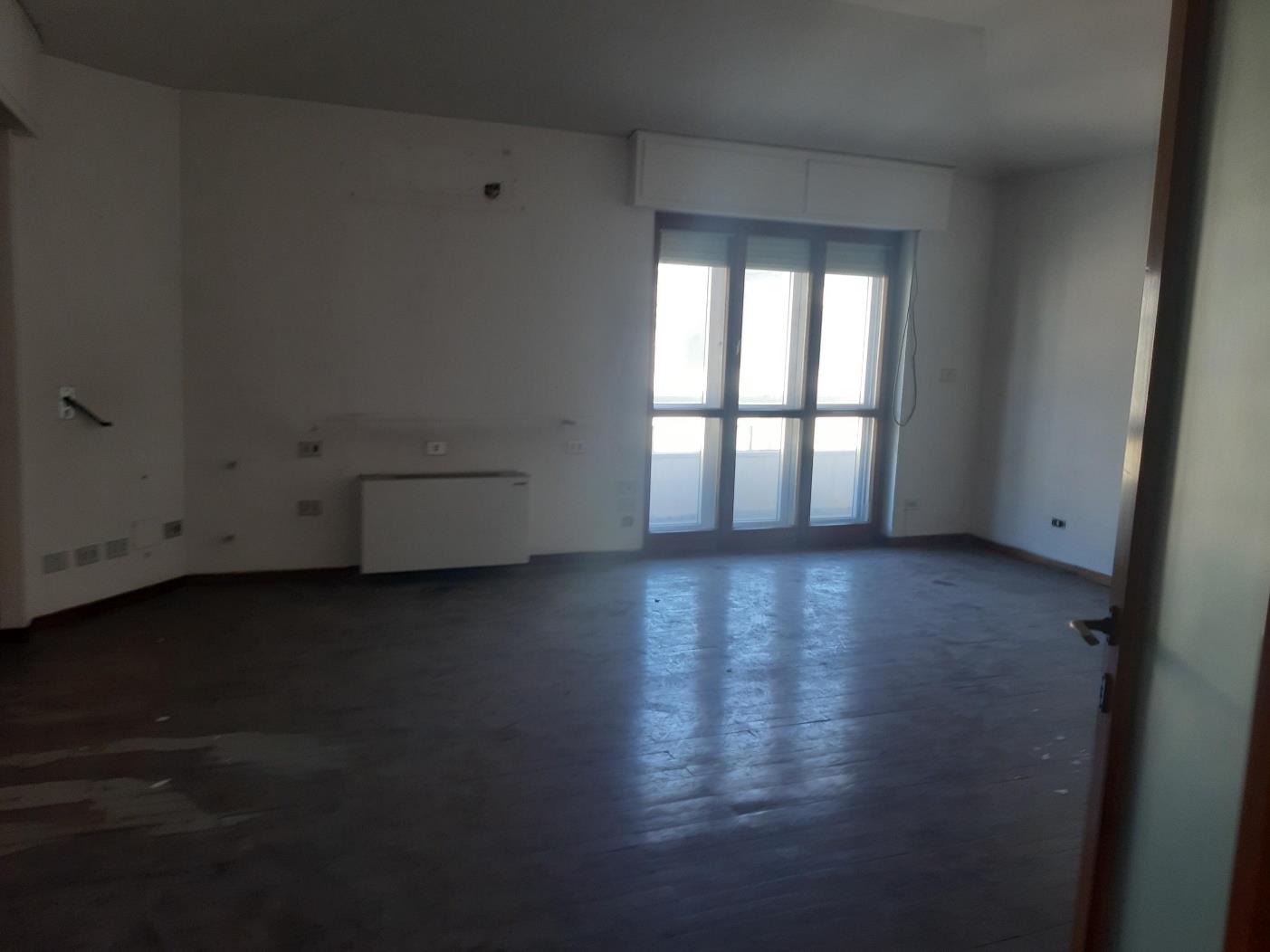 L’unità immobiliare di cui trattasi, è ubicata al sesto piano interno n. 19 ed è composta 7 vani più servizi semplici. Identificativi Catastali [N.C.E.U.] Unità Residenziale cat. A/2 foglio 80 part. 3 sub 13. Sup. (arr.) mq 114 catastali. Lotto Libero