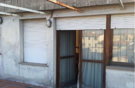 L’unità immobiliare di cui trattasi, è ubicata al sesto piano interno n. 20 ed è composta 3 vani più servizi semplici. Identificativi Catastali [N.C.E.U.] Unità Residenziale cat. A/2 foglio 80 part. 3 sub 14. Sup. (arr.) mq 52 catastali. Lotto Libero