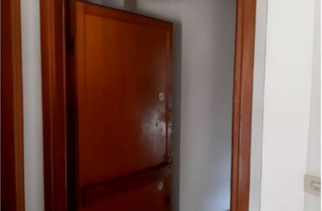 L’unità immobiliare di cui trattasi, è ubicata al sesto piano interno n. 20 ed è composta 3 vani più servizi semplici. Identificativi Catastali [N.C.E.U.] Unità Residenziale cat. A/2 foglio 80 part. 3 sub 14. Sup. (arr.) mq 52 catastali. Lotto Libero