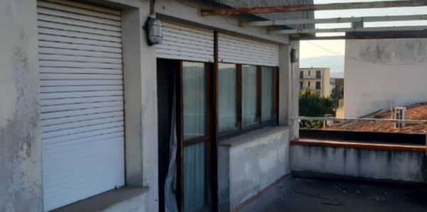 L’unità immobiliare di cui trattasi, è ubicata al sesto piano interno n. 20 ed è composta 3 vani più servizi semplici. Identificativi Catastali [N.C.E.U.] Unità Residenziale cat. A/2 foglio 80 part. 3 sub 14. Sup. (arr.) mq 52 catastali. Lotto Libero