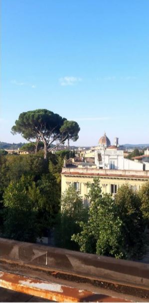 L’unità immobiliare di cui trattasi, è ubicata al sesto piano interno n. 20 ed è composta 3 vani più servizi semplici. Identificativi Catastali [N.C.E.U.] Unità Residenziale cat. A/2 foglio 80 part. 3 sub 14. Sup. (arr.) mq 52 catastali. Lotto Libero