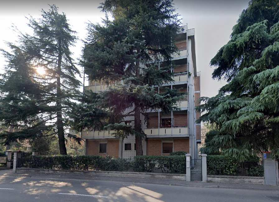 Al primo piano (piano rialzato sul fronte principale), di altezza interna di m.2,95: ingresso, disimpegno di distribuzione zona giorno costituita da cucina e soggiorno con affaccio su Viale Timavo, e studio con affaccio sull’area di corte, secondo disimpegno della zona notte composta da due camere e un bagno con affacci sull’area comune. Cantina al piano terra h.2,65, con finestra al livello del piano di calpestio esterno, e un vano soffitta al piano sesto dotato di lucernario con altezza variabile da m 0,60 a m.1,95. Nella planimetria catastale è attribuita all’unità immobiliare anche una superficie dell’area cortiliva prospiciente la finestra della cantina di c.ca. 3 - porzione di area pavimentata di passaggio in continuità con l’area di corte comune. Sup. Totale 120 m².