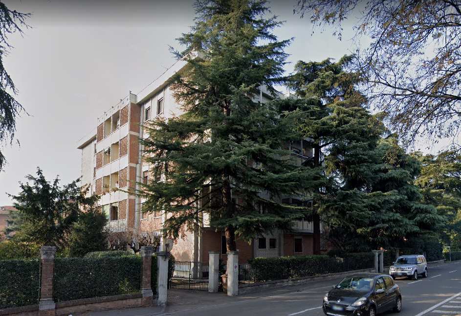 Al primo piano (piano rialzato sul fronte principale), di altezza interna di m.2,95: ingresso, disimpegno di distribuzione zona giorno costituita da cucina e soggiorno con affaccio su Viale Timavo, e studio con affaccio sull’area di corte, secondo disimpegno della zona notte composta da due camere e un bagno con affacci sull’area comune. Cantina al piano terra h.2,65, con finestra al livello del piano di calpestio esterno, e un vano soffitta al piano sesto dotato di lucernario con altezza variabile da m 0,60 a m.1,95. Nella planimetria catastale è attribuita all’unità immobiliare anche una superficie dell’area cortiliva prospiciente la finestra della cantina di c.ca. 3 - porzione di area pavimentata di passaggio in continuità con l’area di corte comune. Sup. Totale 120 m².