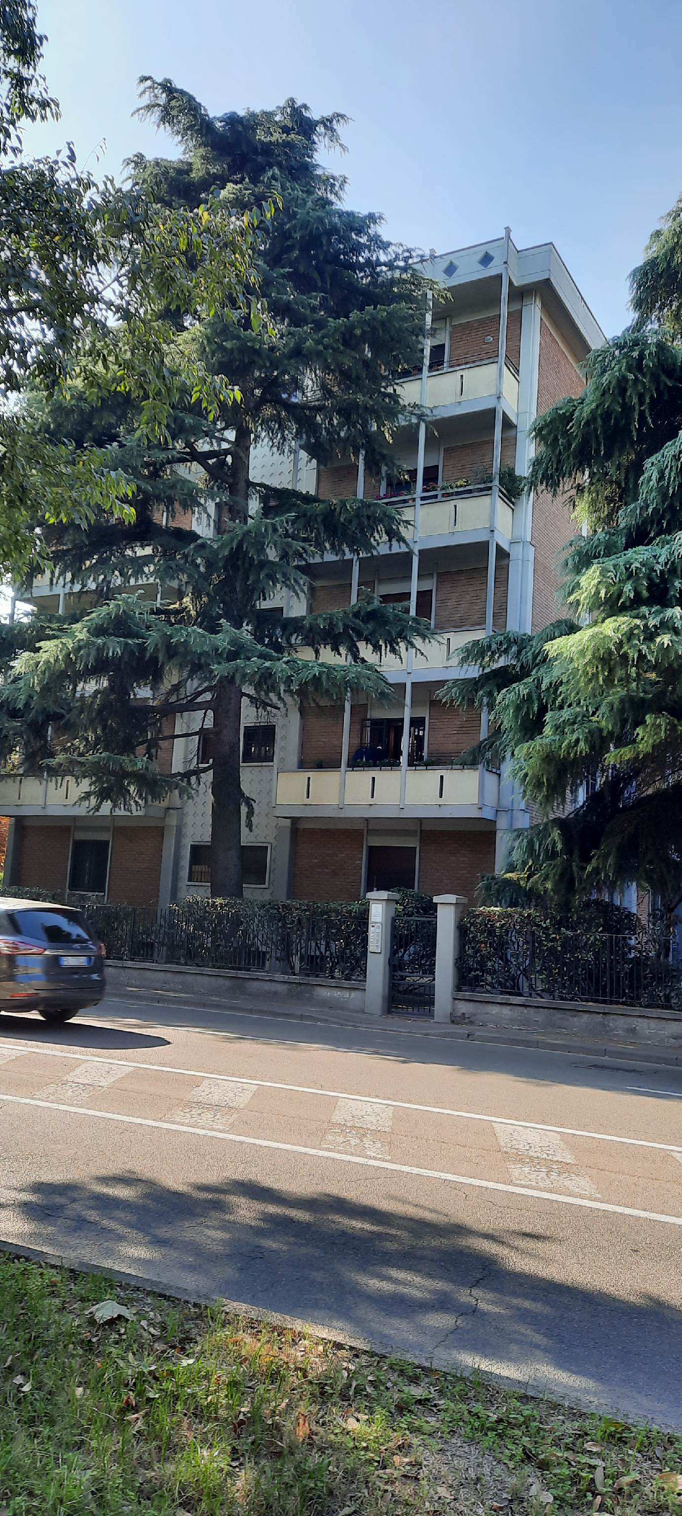 Al primo piano (piano rialzato sul fronte principale), di altezza interna di m.2,95: ingresso, disimpegno di distribuzione zona giorno costituita da cucina e soggiorno con affaccio su Viale Timavo, e studio con affaccio sull’area di corte, secondo disimpegno della zona notte composta da due camere e un bagno con affacci sull’area comune. Cantina al piano terra h.2,65, con finestra al livello del piano di calpestio esterno, e un vano soffitta al piano sesto dotato di lucernario con altezza variabile da m 0,60 a m.1,95. Nella planimetria catastale è attribuita all’unità immobiliare anche una superficie dell’area cortiliva prospiciente la finestra della cantina di c.ca. 3 - porzione di area pavimentata di passaggio in continuità con l’area di corte comune. Sup. Totale 120 m².