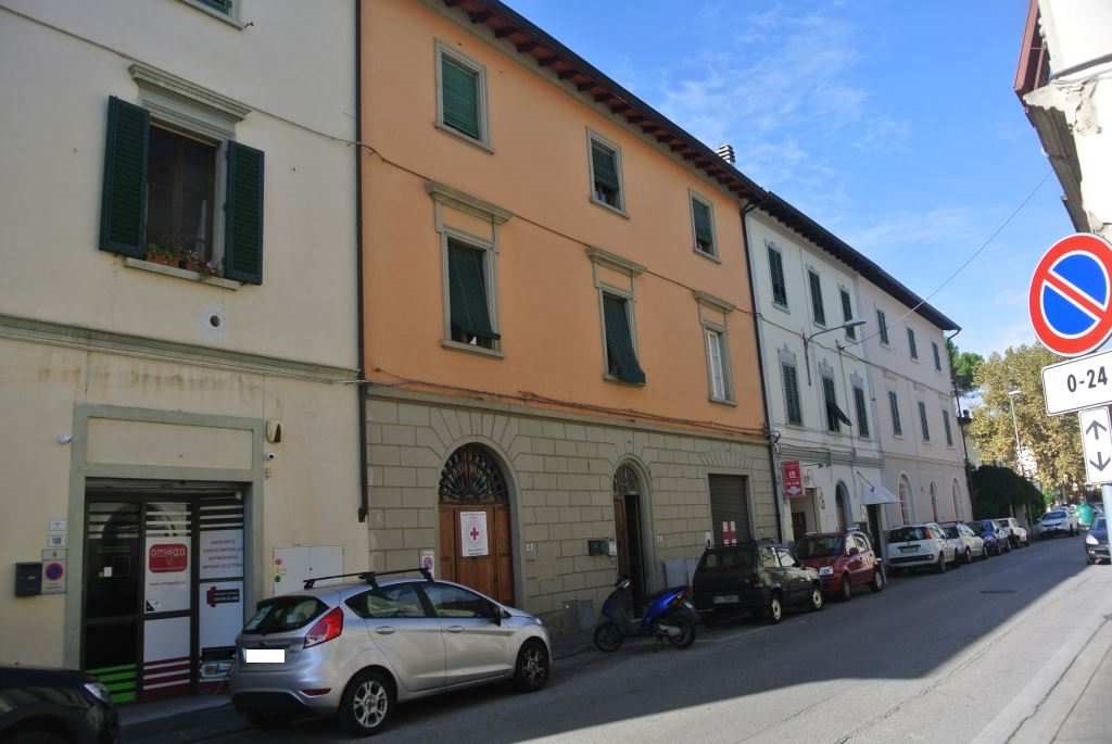 L'immobile si trova al piano primo, è composto da 3 vani, una piccola cucina, un ingresso/corridoio, un servizio igienico, un'ampia terrazza ed una cantina al piano interrato (Sub 11). Sup. Totale 93 m², Totale escluse aree scoperte 87 m².