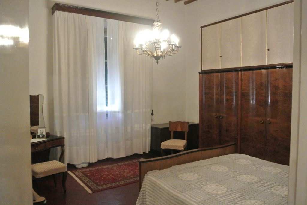 L'immobile si trova al piano primo, è composto da 3 vani, una piccola cucina, un ingresso/corridoio, un servizio igienico, un'ampia terrazza ed una cantina al piano interrato (Sub 11). Sup. Totale 93 m², Totale escluse aree scoperte 87 m².
