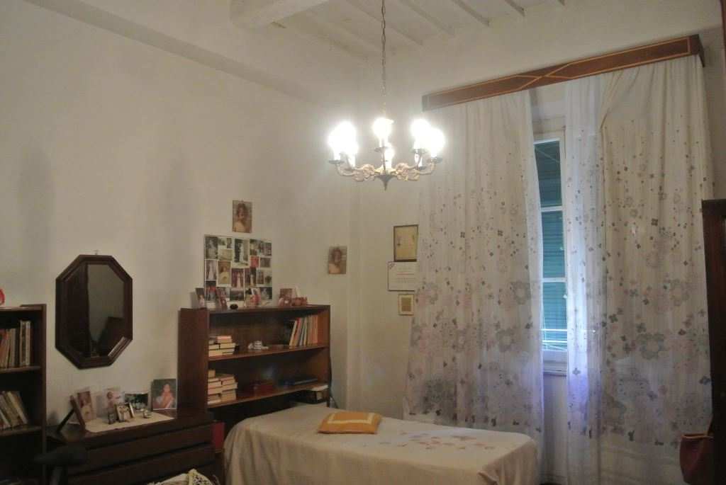 L'immobile si trova al piano primo, è composto da 3 vani, una piccola cucina, un ingresso/corridoio, un servizio igienico, un'ampia terrazza ed una cantina al piano interrato (Sub 11). Sup. Totale 93 m², Totale escluse aree scoperte 87 m².