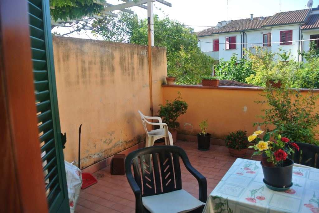 L'immobile si trova al piano primo, è composto da 3 vani, una piccola cucina, un ingresso/corridoio, un servizio igienico, un'ampia terrazza ed una cantina al piano interrato (Sub 11). Sup. Totale 93 m², Totale escluse aree scoperte 87 m².