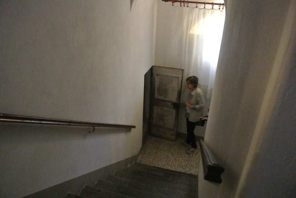 L'immobile si trova al piano primo, è composto da 3 vani, una piccola cucina, un ingresso/corridoio, un servizio igienico, un'ampia terrazza ed una cantina al piano interrato (Sub 11). Sup. Totale 93 m², Totale escluse aree scoperte 87 m².