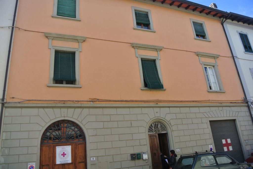 L'immobile si trova la piano secondo, è composto da due camere, una ampia cucina/tinello, un ingresso, un servizio igienico ed un terrazzo coperto. L'unità immobiliare è dotata di pavimenti in cotto nei locali principali ed in piastrelle nel bagno, le finestre e le porte finestre sono in legno vericiato e vetro, dotate di tapparelle avvolgibili in plastica, le porte interne e il portoncino d'ingresso sono in legno (Sub 12). Sup. Totale 85 m².