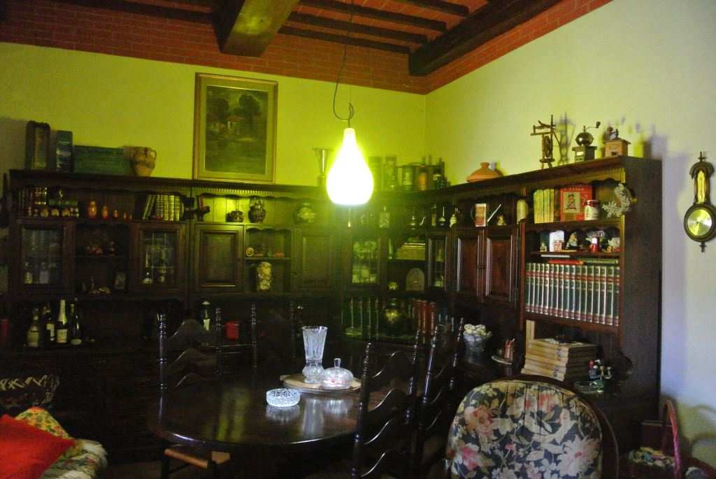 L'immobile si trova la piano secondo, è composto da due camere, una ampia cucina/tinello, un ingresso, un servizio igienico ed un terrazzo coperto. L'unità immobiliare è dotata di pavimenti in cotto nei locali principali ed in piastrelle nel bagno, le finestre e le porte finestre sono in legno vericiato e vetro, dotate di tapparelle avvolgibili in plastica, le porte interne e il portoncino d'ingresso sono in legno (Sub 12). Sup. Totale 85 m².