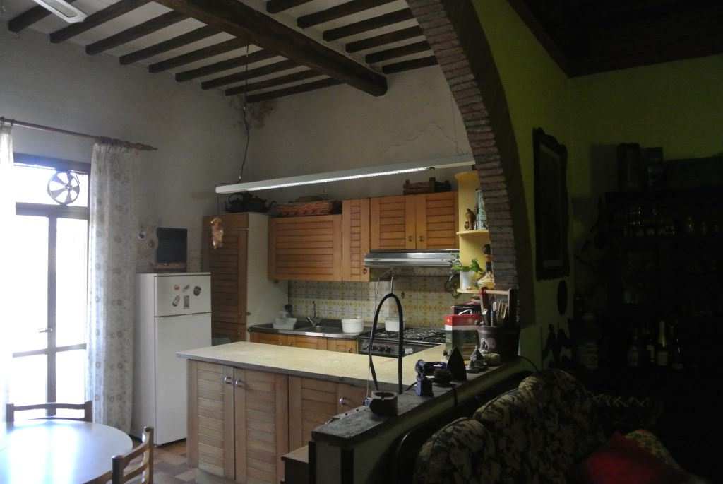 L'immobile si trova la piano secondo, è composto da due camere, una ampia cucina/tinello, un ingresso, un servizio igienico ed un terrazzo coperto. L'unità immobiliare è dotata di pavimenti in cotto nei locali principali ed in piastrelle nel bagno, le finestre e le porte finestre sono in legno vericiato e vetro, dotate di tapparelle avvolgibili in plastica, le porte interne e il portoncino d'ingresso sono in legno (Sub 12). Sup. Totale 85 m².