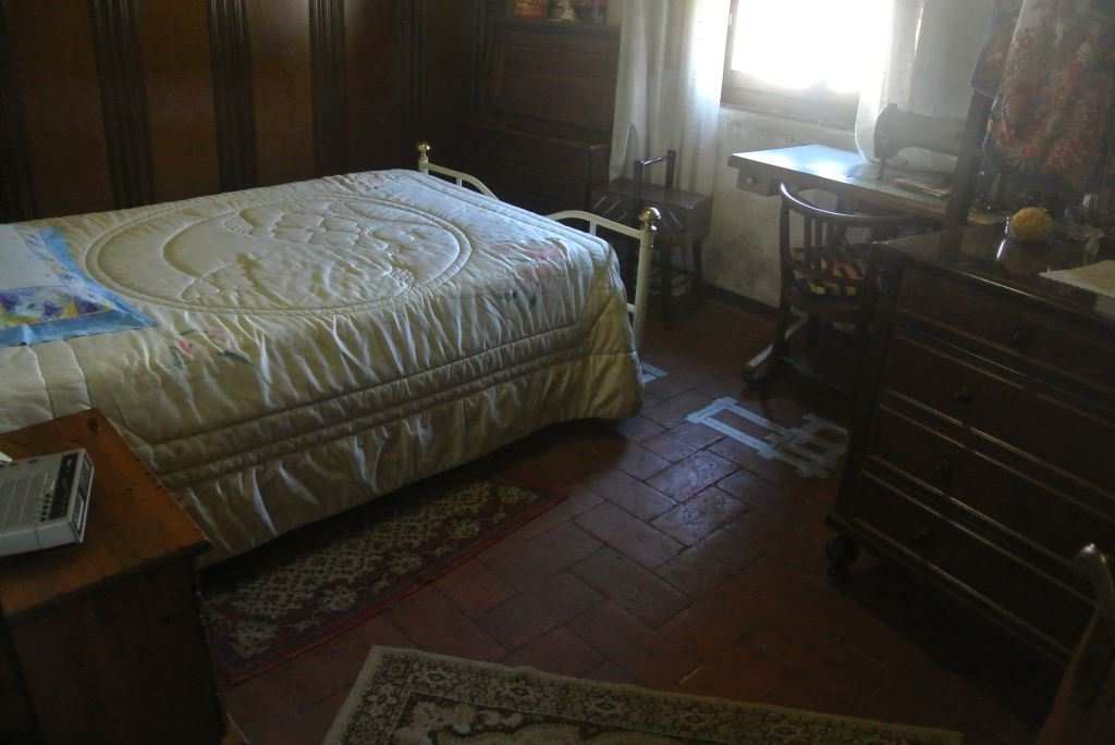 L'immobile si trova la piano secondo, è composto da due camere, una ampia cucina/tinello, un ingresso, un servizio igienico ed un terrazzo coperto. L'unità immobiliare è dotata di pavimenti in cotto nei locali principali ed in piastrelle nel bagno, le finestre e le porte finestre sono in legno vericiato e vetro, dotate di tapparelle avvolgibili in plastica, le porte interne e il portoncino d'ingresso sono in legno (Sub 12). Sup. Totale 85 m².