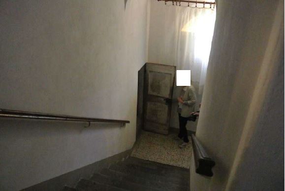 L'immobile si trova la piano secondo, è composto da due camere, una ampia cucina/tinello, un ingresso, un servizio igienico ed un terrazzo coperto. L'unità immobiliare è dotata di pavimenti in cotto nei locali principali ed in piastrelle nel bagno, le finestre e le porte finestre sono in legno vericiato e vetro, dotate di tapparelle avvolgibili in plastica, le porte interne e il portoncino d'ingresso sono in legno (Sub 12). Sup. Totale 85 m².