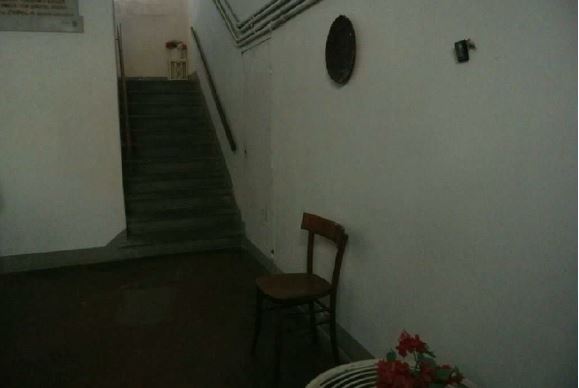 L'immobile si trova la piano secondo, è composto da due camere, una ampia cucina/tinello, un ingresso, un servizio igienico ed un terrazzo coperto. L'unità immobiliare è dotata di pavimenti in cotto nei locali principali ed in piastrelle nel bagno, le finestre e le porte finestre sono in legno vericiato e vetro, dotate di tapparelle avvolgibili in plastica, le porte interne e il portoncino d'ingresso sono in legno (Sub 12). Sup. Totale 85 m².