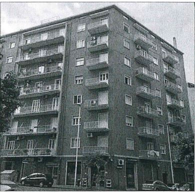 Appartamento: collocato in posizione centrale nel quartiere San Benedetto Posto al settimo piano di un edificio di costruzione anni 50 di totali 8 piani. L'alloggio si articola in tre camere, una cucina e un bagno, corridoio ed oltre tre balconi. Presenta rifiniture che per gran parte risalgono alle origini ovvero pavimentazione in piastrelle di graniglia, serramenti esterni in legno di abete. Allo stato attuale l'immobile si presenta in mediocre stato di conservazione. Necessita di interventi di ristrutturazione e rifacimento di tutti gli impianti. Sup. 93 mq