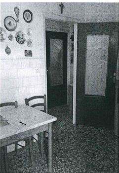 Appartamento: collocato in posizione centrale nel quartiere San Benedetto Posto al settimo piano di un edificio di costruzione anni 50 di totali 8 piani. L'alloggio si articola in tre camere, una cucina e un bagno, corridoio ed oltre tre balconi. Presenta rifiniture che per gran parte risalgono alle origini ovvero pavimentazione in piastrelle di graniglia, serramenti esterni in legno di abete. Allo stato attuale l'immobile si presenta in mediocre stato di conservazione. Necessita di interventi di ristrutturazione e rifacimento di tutti gli impianti. Sup. 93 mq