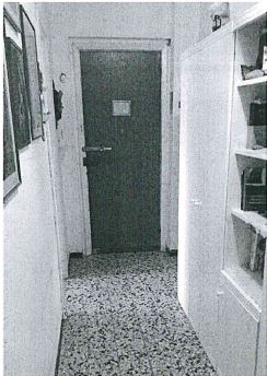 Appartamento: collocato in posizione centrale nel quartiere San Benedetto Posto al settimo piano di un edificio di costruzione anni 50 di totali 8 piani. L'alloggio si articola in tre camere, una cucina e un bagno, corridoio ed oltre tre balconi. Presenta rifiniture che per gran parte risalgono alle origini ovvero pavimentazione in piastrelle di graniglia, serramenti esterni in legno di abete. Allo stato attuale l'immobile si presenta in mediocre stato di conservazione. Necessita di interventi di ristrutturazione e rifacimento di tutti gli impianti. Sup. 93 mq