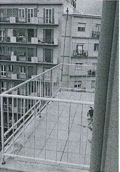 Appartamento: collocato in posizione centrale nel quartiere San Benedetto Posto al settimo piano di un edificio di costruzione anni 50 di totali 8 piani. L'alloggio si articola in tre camere, una cucina e un bagno, corridoio ed oltre tre balconi. Presenta rifiniture che per gran parte risalgono alle origini ovvero pavimentazione in piastrelle di graniglia, serramenti esterni in legno di abete. Allo stato attuale l'immobile si presenta in mediocre stato di conservazione. Necessita di interventi di ristrutturazione e rifacimento di tutti gli impianti. Sup. 93 mq