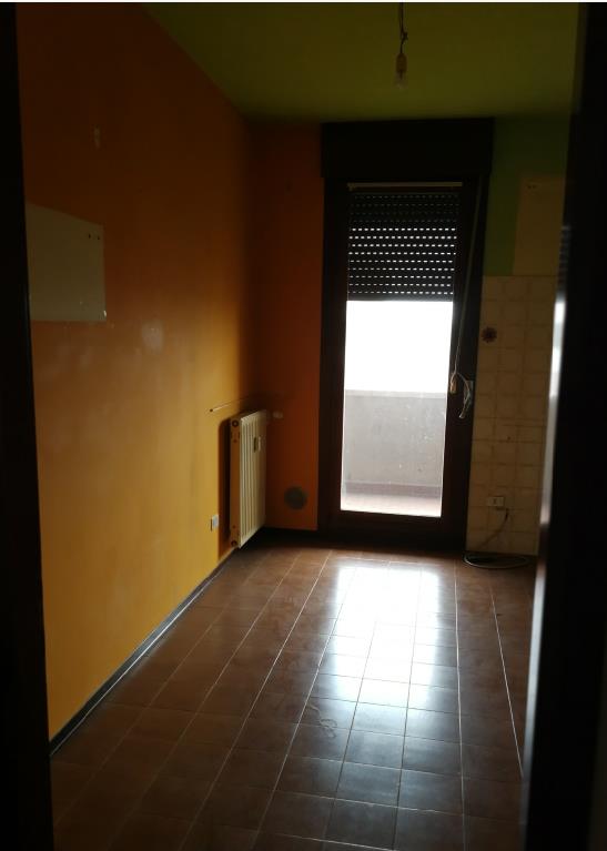 Appartamento al piano 4° con soffitta al piano 6°. Si compone di cucina, soggiorno/pranzo, ingresso, disimpegno, tre camere, un bagno, un ripostiglio e due terrazze. Stato manutentivo complessivo normale + Box auto in autorimessa interrata condominiale. Identificativi Catastali [N.C.E.U.] Unità Residenziale cat. A/2 foglio A/6 part. 1271 sub 20 , Unità Secondaria cat. C/6 foglio A/6 part. 1271 sub 162. Sup. (arr.) mq catastali 103 , mq catastali 15
