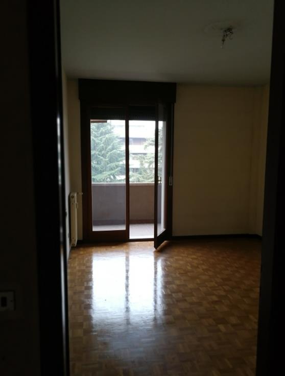 Appartamento al piano 4° con soffitta al piano 6°. Si compone di cucina, soggiorno/pranzo, ingresso, disimpegno, tre camere, un bagno, un ripostiglio e due terrazze. Stato manutentivo complessivo normale + Box auto in autorimessa interrata condominiale. Identificativi Catastali [N.C.E.U.] Unità Residenziale cat. A/2 foglio A/6 part. 1271 sub 20 , Unità Secondaria cat. C/6 foglio A/6 part. 1271 sub 162. Sup. (arr.) mq catastali 103 , mq catastali 15