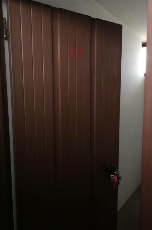 Appartamento al piano 4° con soffitta al piano 6°. Si compone di cucina, soggiorno/pranzo, ingresso, disimpegno, tre camere, un bagno, un ripostiglio e due terrazze. Stato manutentivo complessivo normale + Box auto in autorimessa interrata condominiale. Identificativi Catastali [N.C.E.U.] Unità Residenziale cat. A/2 foglio A/6 part. 1271 sub 20 , Unità Secondaria cat. C/6 foglio A/6 part. 1271 sub 162. Sup. (arr.) mq catastali 103 , mq catastali 15