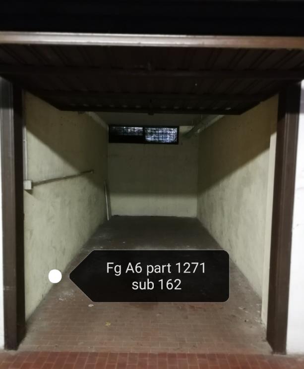 Appartamento al piano 4° con soffitta al piano 6°. Si compone di cucina, soggiorno/pranzo, ingresso, disimpegno, tre camere, un bagno, un ripostiglio e due terrazze. Stato manutentivo complessivo normale + Box auto in autorimessa interrata condominiale. Identificativi Catastali [N.C.E.U.] Unità Residenziale cat. A/2 foglio A/6 part. 1271 sub 20 , Unità Secondaria cat. C/6 foglio A/6 part. 1271 sub 162. Sup. (arr.) mq catastali 103 , mq catastali 15