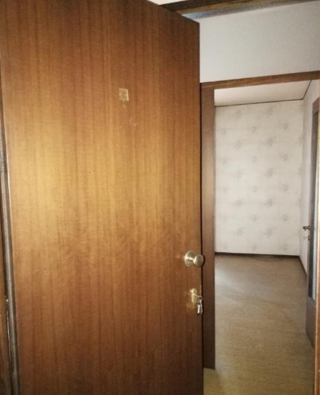 Appartamento al piano 2° con soffitta al piano 6°. L'orientamento prevalente è nord. L'unità residenziale, con altezza di 2,75m, si compone di cucina, soggiorno/pranzo, ingresso, disimpegno, due camere, un bagno, un ripostiglio e una terrazza + Box auto in autorimessa interrata condominiale. Identificativi Catastali [N.C.E.U.] Unità Residenziale cat. A/2 foglio A/6 part. 1271 sub 45 , Unità Secondaria cat. C/6 foglio A/6 part. 1271 sub 154. Sup. (arr.) mq catastali 118 , mq catastali 15