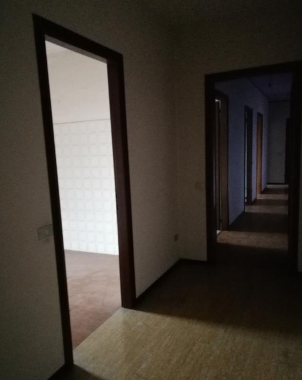 Appartamento al piano 2° con soffitta al piano 6°. L'orientamento prevalente è nord. L'unità residenziale, con altezza di 2,75m, si compone di cucina, soggiorno/pranzo, ingresso, disimpegno, due camere, un bagno, un ripostiglio e una terrazza + Box auto in autorimessa interrata condominiale. Identificativi Catastali [N.C.E.U.] Unità Residenziale cat. A/2 foglio A/6 part. 1271 sub 45 , Unità Secondaria cat. C/6 foglio A/6 part. 1271 sub 154. Sup. (arr.) mq catastali 118 , mq catastali 15
