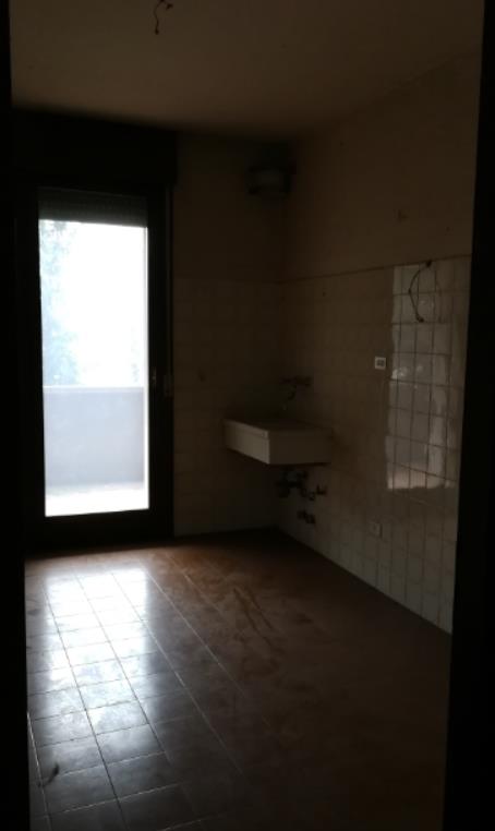 Appartamento al piano 2° con soffitta al piano 6°. L'orientamento prevalente è nord. L'unità residenziale, con altezza di 2,75m, si compone di cucina, soggiorno/pranzo, ingresso, disimpegno, due camere, un bagno, un ripostiglio e una terrazza + Box auto in autorimessa interrata condominiale. Identificativi Catastali [N.C.E.U.] Unità Residenziale cat. A/2 foglio A/6 part. 1271 sub 45 , Unità Secondaria cat. C/6 foglio A/6 part. 1271 sub 154. Sup. (arr.) mq catastali 118 , mq catastali 15