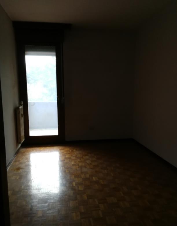 Appartamento al piano 2° con soffitta al piano 6°. L'orientamento prevalente è nord. L'unità residenziale, con altezza di 2,75m, si compone di cucina, soggiorno/pranzo, ingresso, disimpegno, due camere, un bagno, un ripostiglio e una terrazza + Box auto in autorimessa interrata condominiale. Identificativi Catastali [N.C.E.U.] Unità Residenziale cat. A/2 foglio A/6 part. 1271 sub 45 , Unità Secondaria cat. C/6 foglio A/6 part. 1271 sub 154. Sup. (arr.) mq catastali 118 , mq catastali 15