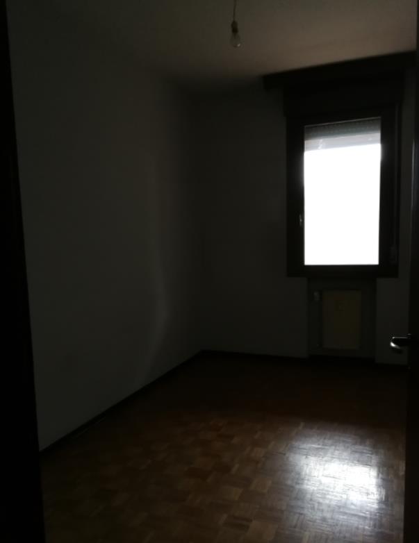 Appartamento al piano 2° con soffitta al piano 6°. L'orientamento prevalente è nord. L'unità residenziale, con altezza di 2,75m, si compone di cucina, soggiorno/pranzo, ingresso, disimpegno, due camere, un bagno, un ripostiglio e una terrazza + Box auto in autorimessa interrata condominiale. Identificativi Catastali [N.C.E.U.] Unità Residenziale cat. A/2 foglio A/6 part. 1271 sub 45 , Unità Secondaria cat. C/6 foglio A/6 part. 1271 sub 154. Sup. (arr.) mq catastali 118 , mq catastali 15