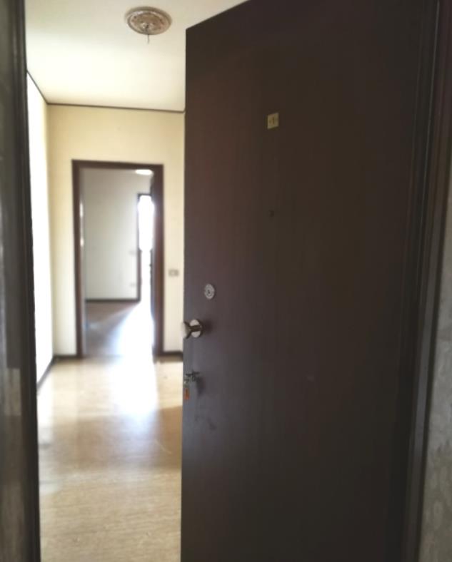 Appartamento al piano 1° con soffitta al piano 6°. L'orientamento prevalente è sudest-sudovest. L'unità residenziale, con altezza di 2,75m, si compone di cucina, soggiorno/pranzo, ingresso, disimpegno, tre camere, due bagni, un ripostiglio e due terrazze + Box auto in autorimessa interrata condominiale. Identificativi Catastali [N.C.E.U.] Unità Residenziale cat. A/2 foglio A/6 part. 1271 sub 61 , Unità Secondaria cat. C/6 foglio A/6 part. 1271 sub 119. Sup. (arr.) mq catastali 131 , mq catastali 15