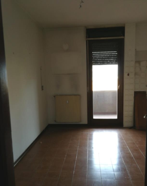 Appartamento al piano 1° con soffitta al piano 6°. L'orientamento prevalente è sudest-sudovest. L'unità residenziale, con altezza di 2,75m, si compone di cucina, soggiorno/pranzo, ingresso, disimpegno, tre camere, due bagni, un ripostiglio e due terrazze + Box auto in autorimessa interrata condominiale. Identificativi Catastali [N.C.E.U.] Unità Residenziale cat. A/2 foglio A/6 part. 1271 sub 61 , Unità Secondaria cat. C/6 foglio A/6 part. 1271 sub 119. Sup. (arr.) mq catastali 131 , mq catastali 15