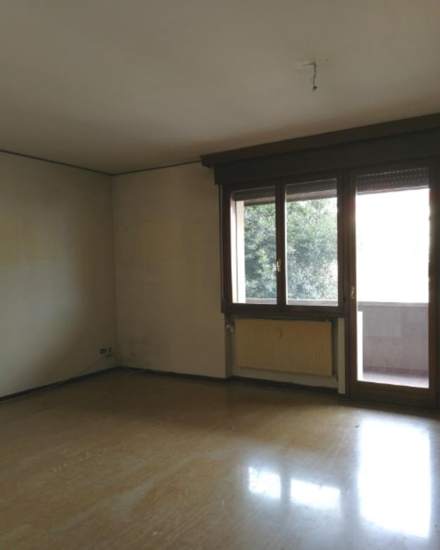 Appartamento al piano 1° con soffitta al piano 6°. L'orientamento prevalente è sudest-sudovest. L'unità residenziale, con altezza di 2,75m, si compone di cucina, soggiorno/pranzo, ingresso, disimpegno, tre camere, due bagni, un ripostiglio e due terrazze + Box auto in autorimessa interrata condominiale. Identificativi Catastali [N.C.E.U.] Unità Residenziale cat. A/2 foglio A/6 part. 1271 sub 61 , Unità Secondaria cat. C/6 foglio A/6 part. 1271 sub 119. Sup. (arr.) mq catastali 131 , mq catastali 15