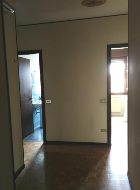 Appartamento al piano 1° con soffitta al piano 6°. L'orientamento prevalente è sudest-sudovest. L'unità residenziale, con altezza di 2,75m, si compone di cucina, soggiorno/pranzo, ingresso, disimpegno, tre camere, due bagni, un ripostiglio e due terrazze + Box auto in autorimessa interrata condominiale. Identificativi Catastali [N.C.E.U.] Unità Residenziale cat. A/2 foglio A/6 part. 1271 sub 61 , Unità Secondaria cat. C/6 foglio A/6 part. 1271 sub 119. Sup. (arr.) mq catastali 131 , mq catastali 15