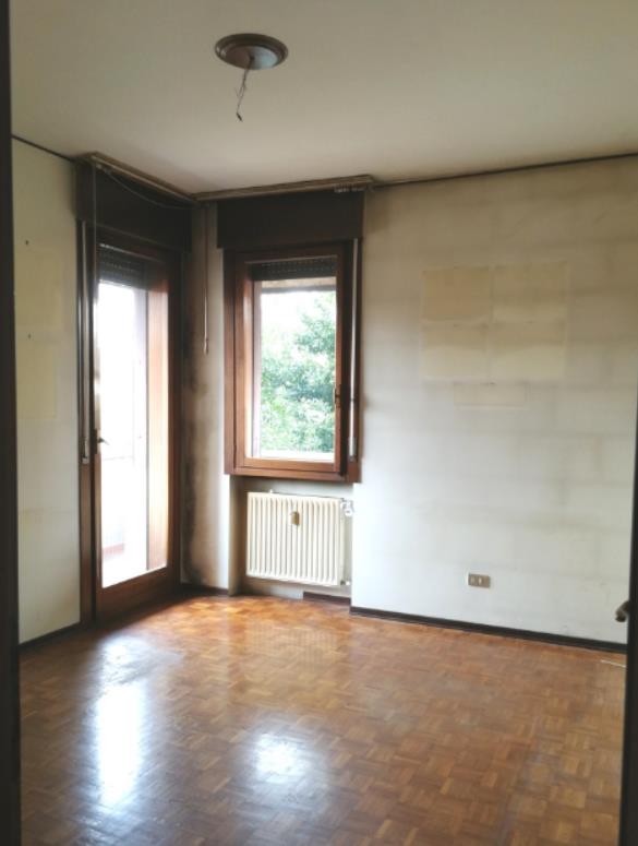 Appartamento al piano 1° con soffitta al piano 6°. L'orientamento prevalente è sudest-sudovest. L'unità residenziale, con altezza di 2,75m, si compone di cucina, soggiorno/pranzo, ingresso, disimpegno, tre camere, due bagni, un ripostiglio e due terrazze + Box auto in autorimessa interrata condominiale. Identificativi Catastali [N.C.E.U.] Unità Residenziale cat. A/2 foglio A/6 part. 1271 sub 61 , Unità Secondaria cat. C/6 foglio A/6 part. 1271 sub 119. Sup. (arr.) mq catastali 131 , mq catastali 15