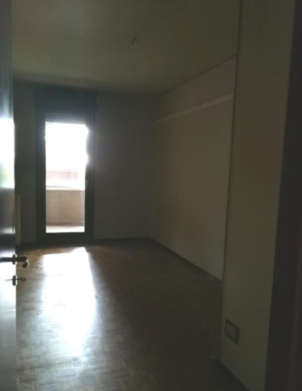 Appartamento al piano 1° con soffitta al piano 6°. L'orientamento prevalente è sudest-sudovest. L'unità residenziale, con altezza di 2,75m, si compone di cucina, soggiorno/pranzo, ingresso, disimpegno, tre camere, due bagni, un ripostiglio e due terrazze + Box auto in autorimessa interrata condominiale. Identificativi Catastali [N.C.E.U.] Unità Residenziale cat. A/2 foglio A/6 part. 1271 sub 61 , Unità Secondaria cat. C/6 foglio A/6 part. 1271 sub 119. Sup. (arr.) mq catastali 131 , mq catastali 15