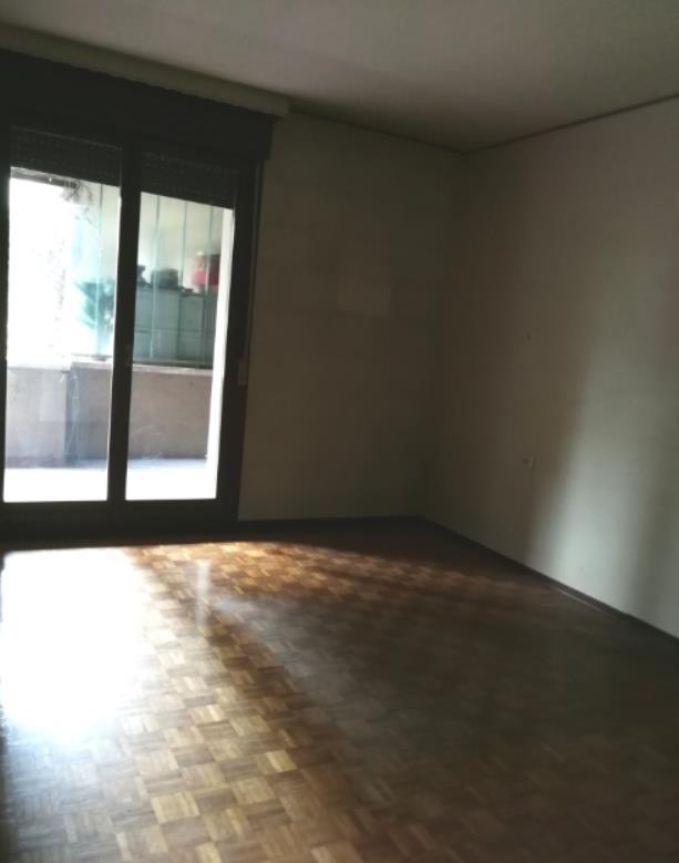 Appartamento al piano 1° con soffitta al piano 6°. L'orientamento prevalente è sudest-sudovest. L'unità residenziale, con altezza di 2,75m, si compone di cucina, soggiorno/pranzo, ingresso, disimpegno, tre camere, due bagni, un ripostiglio e due terrazze + Box auto in autorimessa interrata condominiale. Identificativi Catastali [N.C.E.U.] Unità Residenziale cat. A/2 foglio A/6 part. 1271 sub 61 , Unità Secondaria cat. C/6 foglio A/6 part. 1271 sub 119. Sup. (arr.) mq catastali 131 , mq catastali 15