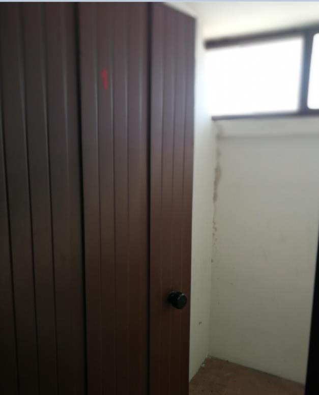 Appartamento al piano 1° con soffitta al piano 6°. L'orientamento prevalente è sudest-sudovest. L'unità residenziale, con altezza di 2,75m, si compone di cucina, soggiorno/pranzo, ingresso, disimpegno, tre camere, due bagni, un ripostiglio e due terrazze + Box auto in autorimessa interrata condominiale. Identificativi Catastali [N.C.E.U.] Unità Residenziale cat. A/2 foglio A/6 part. 1271 sub 61 , Unità Secondaria cat. C/6 foglio A/6 part. 1271 sub 119. Sup. (arr.) mq catastali 131 , mq catastali 15