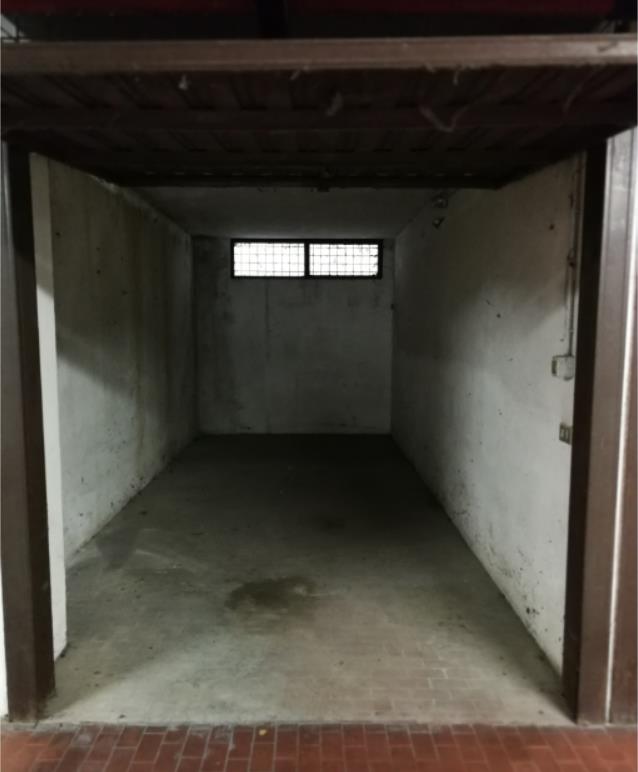 Appartamento al piano 1° con soffitta al piano 6°. L'orientamento prevalente è sudest-sudovest. L'unità residenziale, con altezza di 2,75m, si compone di cucina, soggiorno/pranzo, ingresso, disimpegno, tre camere, due bagni, un ripostiglio e due terrazze + Box auto in autorimessa interrata condominiale. Identificativi Catastali [N.C.E.U.] Unità Residenziale cat. A/2 foglio A/6 part. 1271 sub 61 , Unità Secondaria cat. C/6 foglio A/6 part. 1271 sub 119. Sup. (arr.) mq catastali 131 , mq catastali 15