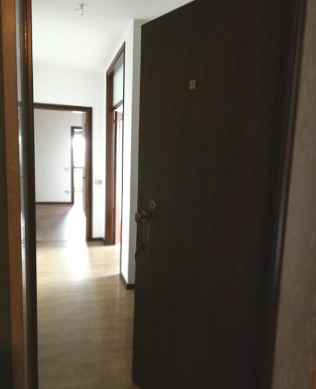 Appartamento al piano 3° con soffitta al piano 6°. L'orientamento prevalente è sudest-sudovest. L'unità residenziale, con altezza di 2,75m, si compone di cucina, soggiorno/pranzo, ingresso, disimpegno, tre camere, due bagni, un ripostiglio e due terrazze + Box auto in autorimessa interrata condominiale. Identificativi Catastali [N.C.E.U.] Unità Residenziale cat. A/2 foglio A/6 part. 1271 sub 67 , Unità Secondaria cat. C/6 foglio A/6 part. 1271 sub 125. Sup. (arr.) mq catastali 130 , mq catastali 15