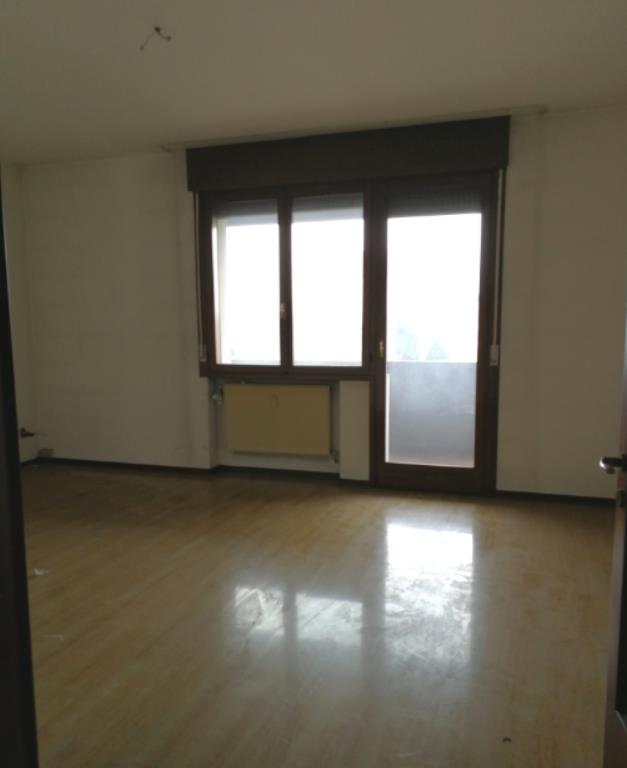 Appartamento al piano 3° con soffitta al piano 6°. L'orientamento prevalente è sudest-sudovest. L'unità residenziale, con altezza di 2,75m, si compone di cucina, soggiorno/pranzo, ingresso, disimpegno, tre camere, due bagni, un ripostiglio e due terrazze + Box auto in autorimessa interrata condominiale. Identificativi Catastali [N.C.E.U.] Unità Residenziale cat. A/2 foglio A/6 part. 1271 sub 67 , Unità Secondaria cat. C/6 foglio A/6 part. 1271 sub 125. Sup. (arr.) mq catastali 130 , mq catastali 15