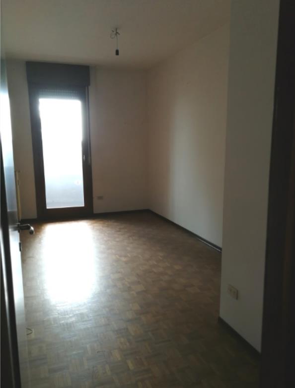 Appartamento al piano 3° con soffitta al piano 6°. L'orientamento prevalente è sudest-sudovest. L'unità residenziale, con altezza di 2,75m, si compone di cucina, soggiorno/pranzo, ingresso, disimpegno, tre camere, due bagni, un ripostiglio e due terrazze + Box auto in autorimessa interrata condominiale. Identificativi Catastali [N.C.E.U.] Unità Residenziale cat. A/2 foglio A/6 part. 1271 sub 67 , Unità Secondaria cat. C/6 foglio A/6 part. 1271 sub 125. Sup. (arr.) mq catastali 130 , mq catastali 15