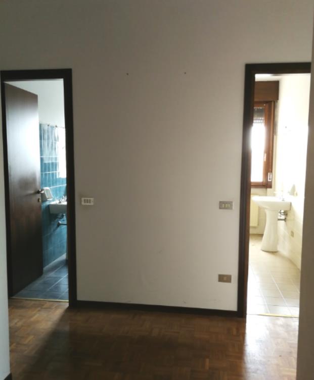 Appartamento al piano 3° con soffitta al piano 6°. L'orientamento prevalente è sudest-sudovest. L'unità residenziale, con altezza di 2,75m, si compone di cucina, soggiorno/pranzo, ingresso, disimpegno, tre camere, due bagni, un ripostiglio e due terrazze + Box auto in autorimessa interrata condominiale. Identificativi Catastali [N.C.E.U.] Unità Residenziale cat. A/2 foglio A/6 part. 1271 sub 67 , Unità Secondaria cat. C/6 foglio A/6 part. 1271 sub 125. Sup. (arr.) mq catastali 130 , mq catastali 15