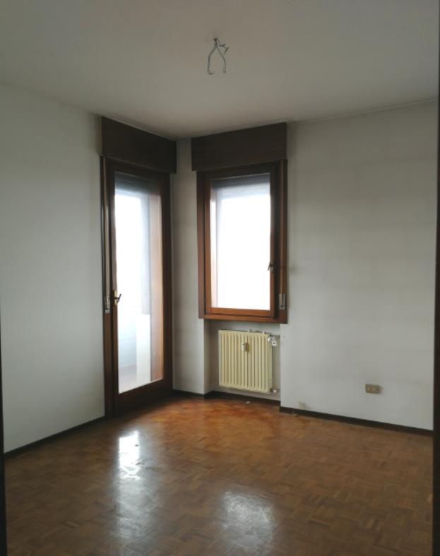 Appartamento al piano 3° con soffitta al piano 6°. L'orientamento prevalente è sudest-sudovest. L'unità residenziale, con altezza di 2,75m, si compone di cucina, soggiorno/pranzo, ingresso, disimpegno, tre camere, due bagni, un ripostiglio e due terrazze + Box auto in autorimessa interrata condominiale. Identificativi Catastali [N.C.E.U.] Unità Residenziale cat. A/2 foglio A/6 part. 1271 sub 67 , Unità Secondaria cat. C/6 foglio A/6 part. 1271 sub 125. Sup. (arr.) mq catastali 130 , mq catastali 15