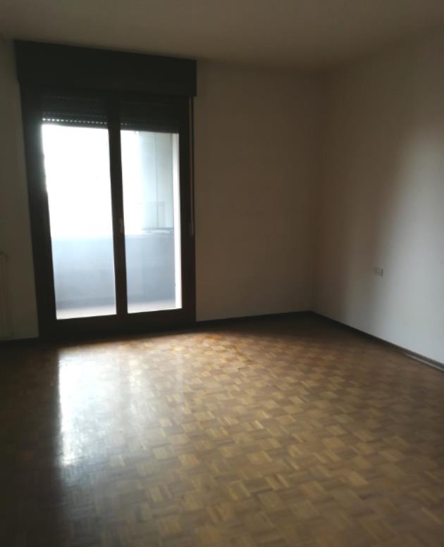 Appartamento al piano 3° con soffitta al piano 6°. L'orientamento prevalente è sudest-sudovest. L'unità residenziale, con altezza di 2,75m, si compone di cucina, soggiorno/pranzo, ingresso, disimpegno, tre camere, due bagni, un ripostiglio e due terrazze + Box auto in autorimessa interrata condominiale. Identificativi Catastali [N.C.E.U.] Unità Residenziale cat. A/2 foglio A/6 part. 1271 sub 67 , Unità Secondaria cat. C/6 foglio A/6 part. 1271 sub 125. Sup. (arr.) mq catastali 130 , mq catastali 15